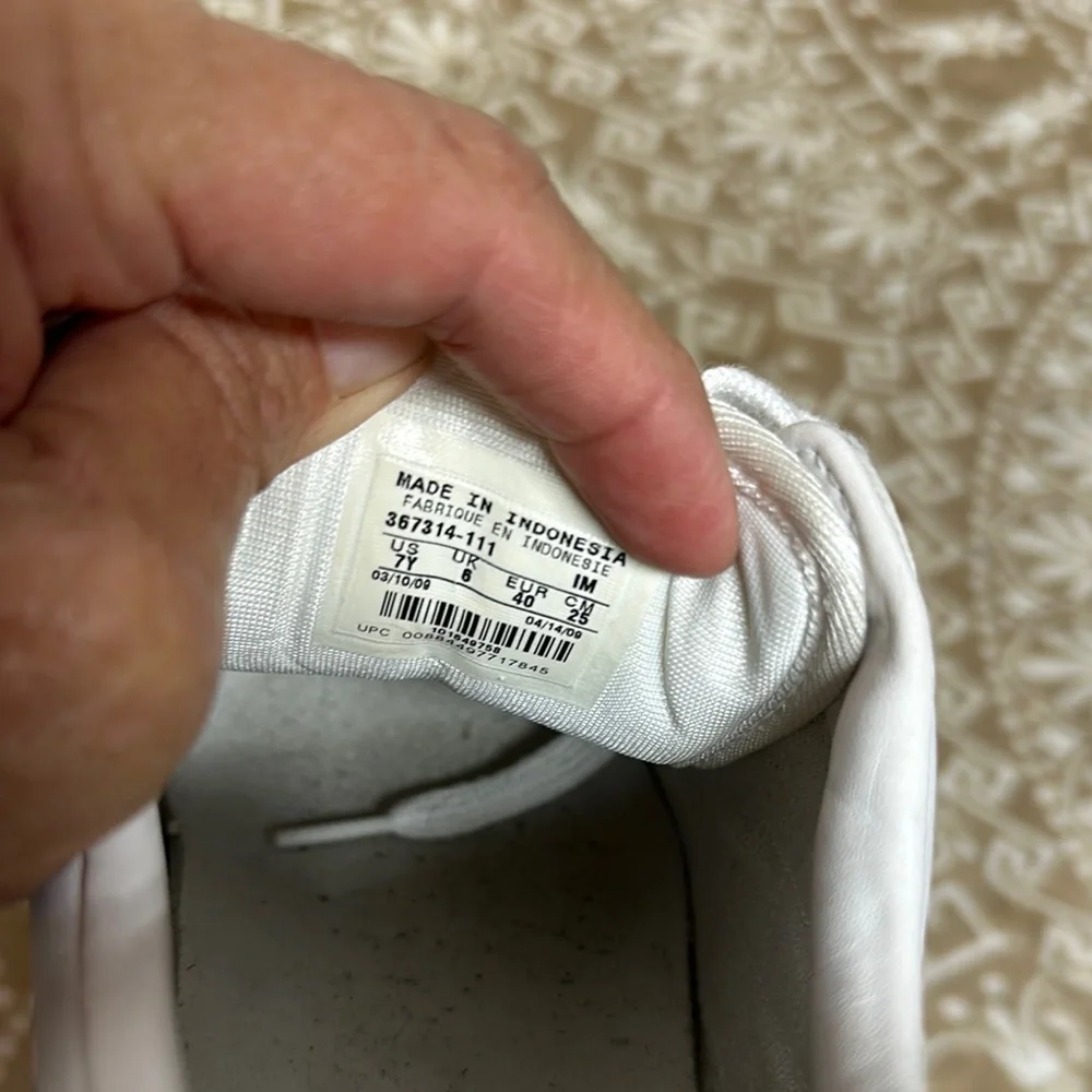 Nike White Athletic Shoes Classic Design - Picture 10 of 15